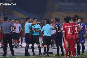 Trọng tài ‘bẻ còi’ và cái sai của hệ thống