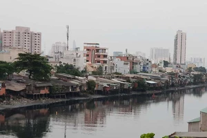 Trời mù mịt, cơ quan nào cảnh báo?