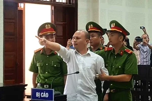 Bị cáo và người nhà gây náo loạn sau khi tòa tuyên án