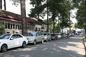 Không nộp phí đỗ ô tô sẽ bị phạt tới 50 triệu đồng