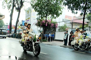 CSGT dẫn đoàn và những chuyện chưa kể