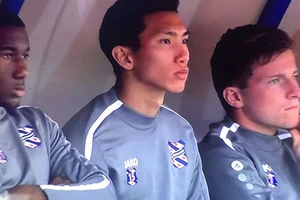 Văn Hậu chưa ra sân, lo cho Công Phượng