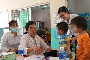 Phụ huynh nhấp nhổm khi nhân viên kế toán kiêm… y tế