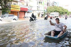 Cần Thơ ngập lai láng trong trận triều lịch sử