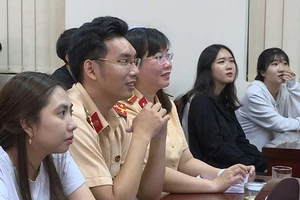 CSGT hướng dẫn luật cho sinh viên nước ngoài