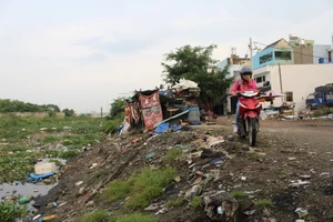 Đổ rác bậy còn hung hăng dọa đánh người khác