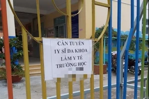 Một trường mầm non treo thông báo tuyển nhân viên y tế. Ảnh: TT 
