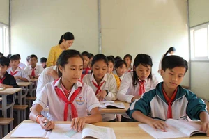 Trao bàn ghế mới cho học sinh Mường Lát