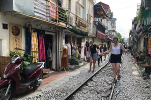 Hà Nội quyết dẹp phố cà phê đường tàu