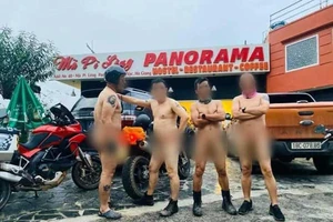 Xin đừng tồng ngồng nơi danh thắng