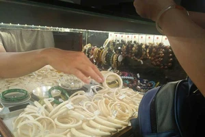 Tôi đi mua móng hổ, ngà voi: Toàn đồ giả!