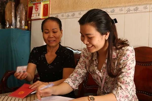 Cán bộ đến tận nhà nhận giấy tờ sao y cho dân