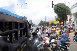 Video: Xe tải mất thắng, tông nhiều xe máy dừng đèn đỏ