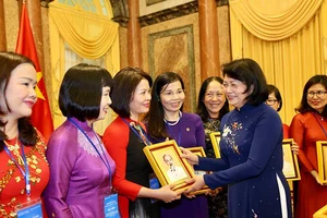 Phó Chủ tịch nước gặp mặt các nhà khoa học nữ ngành giáo dục