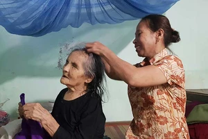 Nhận người dưng mù lòa về phụng dưỡng