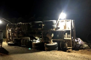 Lật xe chở đá cho thủy điện, ba người thương vong