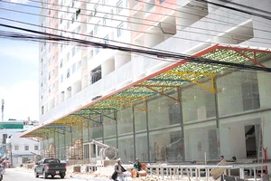 Cao ốc 40 tầng chưa xây xong đã cho dân vào ở