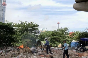 Lo ô nhiễm, người dân tự gom rác để đốt