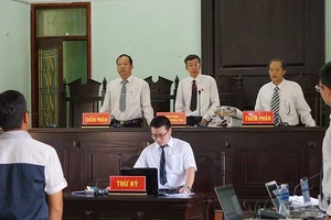 Vụ gỗ khô: Ba thẩm phán tuyên không phạm tội bị kiểm điểm