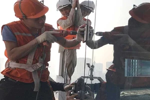 Xây nhà toàn kính: Coi chừng lợi bất cập hại