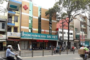 Moi tiền bệnh nhân ngay trên bàn mổ