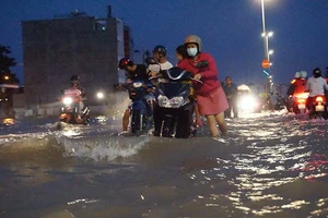 Ngập sâu ngày triều cường, nhiều xe chết máy