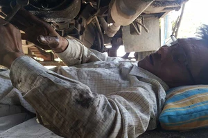 Anh thợ tài hoa nằm sửa xe