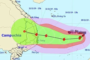 Bão số 6 cực mạnh hướng vào 7 tỉnh miền Trung