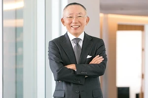 Người giàu nhất Nhật Bản ‘khuấy đảo’ thời trang Việt Nam