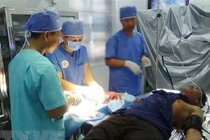 Cứu ngón tay của ngư dân tại đảo Song Tử Tây