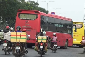 Xe khách đường dài tung hoành trên quốc lộ 1A