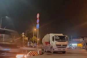 Chuyện lạ: Xe tải, xe container vô tư đậu trước biển cấm