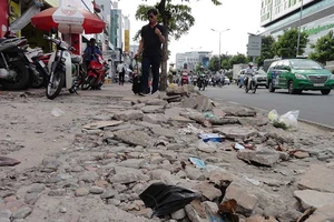 Vỉa hè bị bong tróc