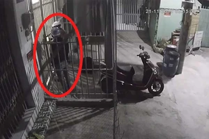 Video: Trộm đột nhập lấy ba xe máy ở Thủ Đức