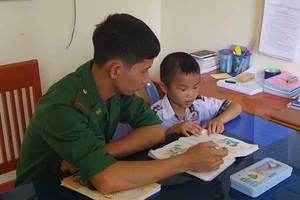 Cậu bé làm con nuôi của đồn biên phòng Lạc Quới