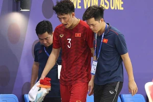 À, mặt sân cỏ nhân tạo nguy hiểm là thế!