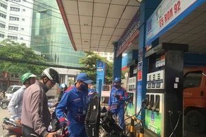 Đủ chiêu trò gian lận móc túi người mua xăng