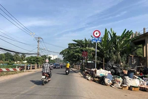 Nguy cơ sập cầu vì gồng gánh nhiều xe quá tải