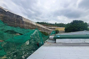 Dân lại kêu cứu vì tường chắn khổng lồ trái phép