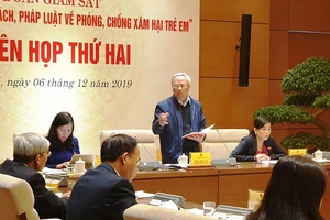 Xót xa cảnh trẻ con sinh ra trẻ con