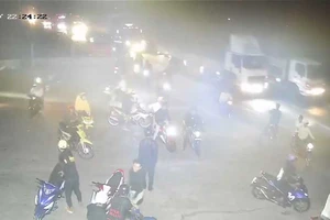 Thanh niên tụ tập biến QL1 thành đường đua giữa đêm