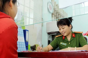Nữ công an ‘gây thương mến’ cho dân