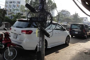 Cáp quang treo trụ điện, nguy hiểm cho người đi đường