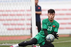 Phần chìm của thủ môn Bùi Tiến Dũng