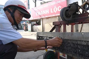 Ông xe ôm 15 năm hút đinh không công