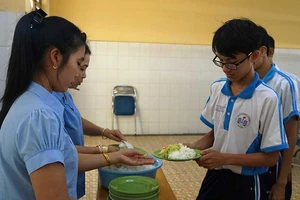 ‘Con ở lại ăn trưa, cô gửi tiền rồi, đừng lo!’