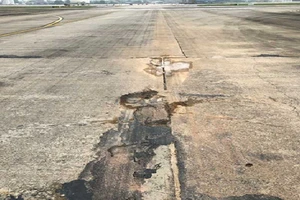 Máy bay liên tục rách lốp là sự cố bình thường?