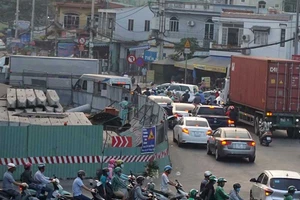 Lý do lô cốt mọc đầy đường cuối năm