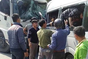 Xe tải tông trực diện xe khách, nhiều người bị thương nặng