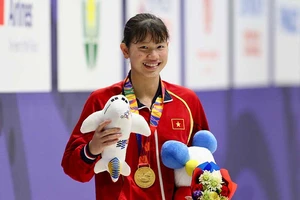 10 tuyển thủ bóng đá cạnh tranh với… Ánh Viên